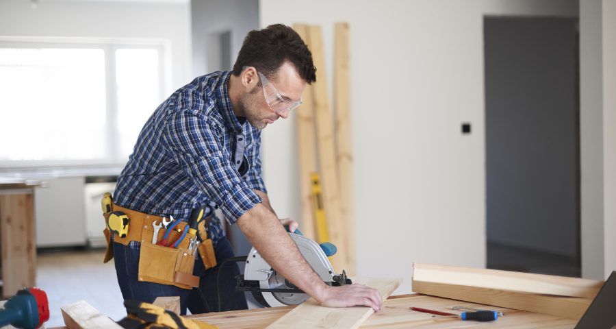 Pros and cons of hiring a handyman service